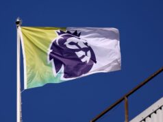 Premier League bola vystavená právnej hrozbe uprostred dohody medzi Manchesterom United a Man City Logo Premier League na vlajke