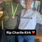 Prezidentka futbalového klubu South Bunbury, Nicky Waite (vpravo), ktorá sa zúčastnila na maškarnej párty oblečenej ako zosnulý americký aktivista Charlie Kirk, dostala pokutu za kostým.