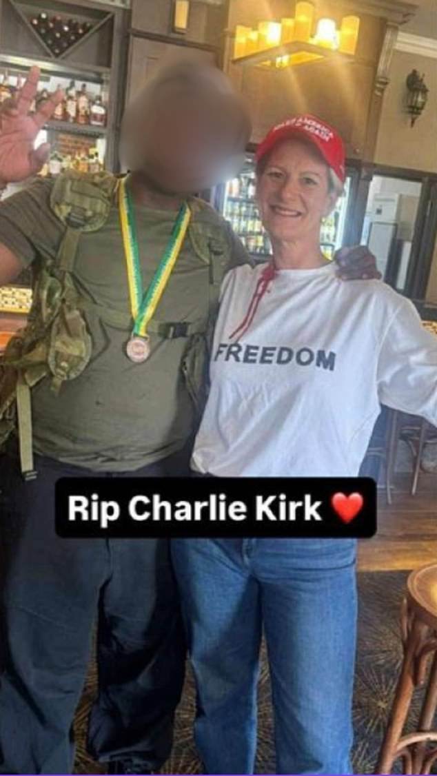 Prezidentka klubu Footy sa dozvie osud po tom, čo mala Prezidentka futbalového klubu South Bunbury, Nicky Waite (vpravo), ktorá sa zúčastnila na maškarnej párty oblečenej ako zosnulý americký aktivista Charlie Kirk, dostala pokutu za kostým.