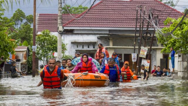 Pri záplavách a zosuvoch pôdy v Indonézii zahynulo najmenej 10 ľudí | Klimatické správy
