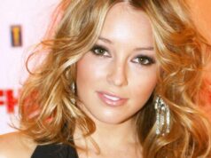 Priateľ Keeley Hazell „zbil anglické eso“ po tom, čo ho našiel v posteli modelky Keeley Hazell bola v roku 2000 jednou z najznámejších žien vo Veľkej Británii