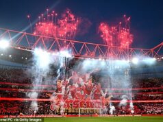 Príbeh za ikonickým derby Arsenalu v severnom Londýne tifo: Ako sa Gunners naučili svoju lekciu po tom, čo „prepadli“ PSG, celoživotný Gooner, ktorý navrhol poctu – a prečo bol Mikel Arteta veľkým fanúšikom Arsenal odhalil veľkolepý tifo pred nedeľným súbojom 4:1 s rivalom Tottenhamom.