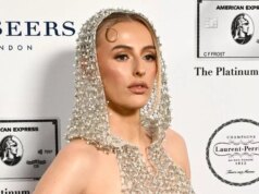 Priehľadné šaty Chloe Kelly ako Anglicka levica otáča hlavy – cenzúrované a necenzurované Chloe Kelly sa zúčastňuje odovzdávania cien Harper's Bazaar Women Of The Year Awards 2025 v Claridge's