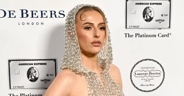 Priehľadné šaty Chloe Kelly ako Anglicka levica otáča hlavy – Chloe Kelly sa zúčastňuje odovzdávania cien Harper's Bazaar Women Of The Year Awards 2025 v Claridge's