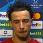 Stredopoliar Liverpoolu Curtis Jones poskytuje rozhovor