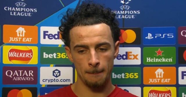 Stredopoliar Liverpoolu Curtis Jones poskytuje rozhovor