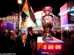 Propalestínski demonštranti narušili otváracie podujatie Euro 2028 v Londýne – a obvinili „spolupáchateľa“ UEFA, že majú „krv na rukách“ počas výziev na zákaz Izraela z turnaja Propalestínska skupina prerušila oficiálne otváracie podujatie UEFA pre Euro 2028 v Londýne