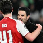 Mikel Arteta objíma Declana Ricea