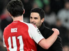 Prosba Declana Ricea o prestup do Arsenalu vidí, že Mikel Arteta profituje z dopytu Mikel Arteta objíma Declana Ricea