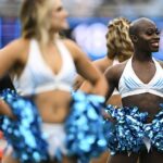 Justine Lindsay (úplne vpravo) sa v roku 2022 stala prvou transgender roztlieskavačkou NFL, ale pred sezónou 2025 bola vylúčená z „TopCats“ Panthers.
