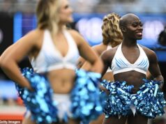 Prvá transgender roztlieskavačka NFL vzniesla výbušné obvinenie proti Caroline Panthers Justine Lindsay (úplne vpravo) sa v roku 2022 stala prvou transgender roztlieskavačkou NFL, ale pred sezónou 2025 bola vylúčená z „TopCats“ Panthers.