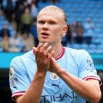 Erling Haaland tlieska fanúšikom po zápase Man City s Leedsom v máji 2023