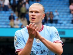 Puto superhviezdy Man City Erlinga Haalanda s fanúšikmi Leedsu – a prečo sa nikdy nepreruší Erling Haaland tlieska fanúšikom po zápase Man City s Leedsom v máji 2023