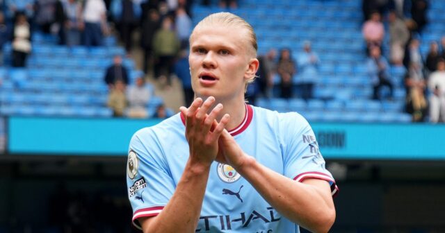 Puto superhviezdy Man City Erlinga Haalanda s fanúšikmi Leedsu – Erling Haaland tlieska fanúšikom po zápase Man City s Leedsom v máji 2023