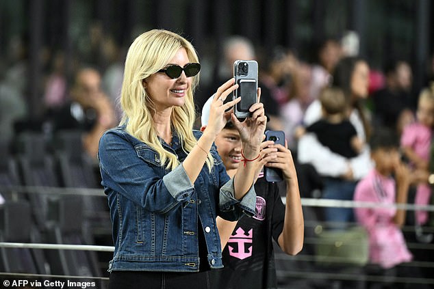 Pyšná mama Ivanka Trumpová sleduje, ako jej tri deti vychádzajú Ivanku Trumpovú videli nahrávať pred zápasom Interu Miami, keď jej deti odchádzali s hráčmi