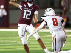 QB Jack Hurst je jedným zo surferov futbalového klubu Laguna Beach QB Jack Hurst je jedným zo surferov futbalového klubu Laguna Beach