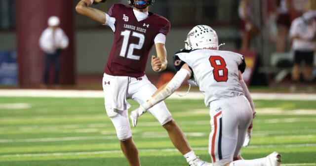 QB Jack Hurst je jedným zo surferov futbalového klubu Laguna QB Jack Hurst je jedným zo surferov futbalového klubu Laguna Beach