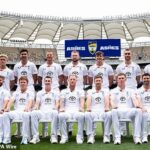 Shoaib Bashir (vľavo dole) má v tíme dostatočnú senioritu na to, aby vytvoril prvý rad na oficiálnej fotografii Anglicka Ashes na Optus Stadium.
