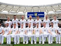 RAŇAJKY ASHES: Čo ste zmeškali cez noc, pretože živé interview Joea Roota je prerušené v televíznej hádke, plus odhaľujúca úloha Shoaiba Bashira na oficiálnej tímovej fotografii Shoaib Bashir (vľavo dole) má v tíme dostatočnú senioritu na to, aby vytvoril prvý rad na oficiálnej fotografii Anglicka Ashes na Optus Stadium.