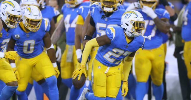 RJ Mickens a Nikko Reed sa ukázali ako priekopníci v RJ Mickens a Nikko Reed sa ukázali ako priekopníci v hre Chargers