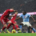 Len málo hráčov nosí loptu tak často alebo tak dobre ako Jeremy Doku, ktorý sa 10-krát chopil svojej značky v zápase Manchester City s Liverpoolom 3:0.