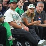 Swampscott, Dave Portnoy a Camryn D'Aloia pochádzajúci z Massachusetts sa zúčastňujú zápasu play off medzi jeho Celtics a Zohran Mamdani's Knicks v Bostone