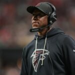 Raheem Morris obhajuje QB Michaela Penixa Jr po virálnej reakcii klipu