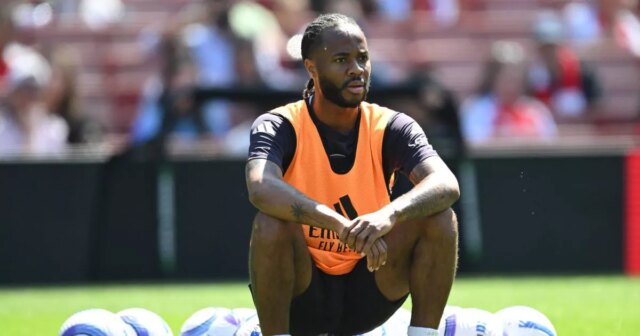 Raheem Sterling počas tréningu na Emirates Stadium. 