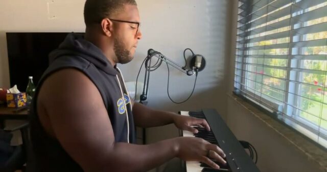 Rams' Kobie Turner v súlade so svojou prezývkou „Dirigent“
