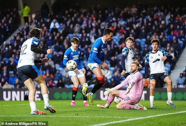 Rangers 0-0 Falkirk: Januárové výpredaje nemôžu prísť dosť skoro pre Brankár Falkirku Scott Bain mal pri bezgólovej remíze s Rangers na ihrisku Ibrox málo čo robiť