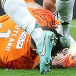 Celtic obranca Auston Trusty sa spája s hlavou Jacka Butlanda, keď leží na trávniku