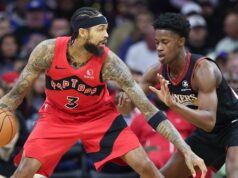 Raptorov Brandon Ingram prepichne fľašu s vodou a zamestnanec dostane úder do tváre Raptorov Brandon Ingram prepichne fľašu s vodou a zamestnanec dostane úder do tváre