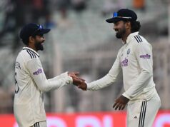 Ravindra Jadeja hrady Aidena Markrama za 29 (84) s kráskou v druhom teste IND vs SA 2025 (sledovať) Ravindra Jadeja hrady Aidena Markrama za 29 (84) s kráskou v druhom teste IND vs SA 2025 (sledovať)