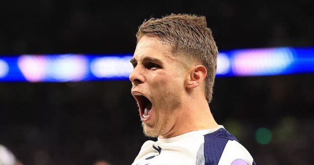 Reakcia spoluhráčov Mickyho van de Vena na poburujúci sólový gól, Micky van de Ven.