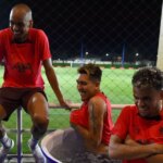 Fabinho, Roberto Firmino a Luis Diaz z Liverpoolu v ľadovom kúpeli na konci tréningu v Alpine Football Camp