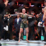 15. novembra 2025; New York, NY, SPOJENÉ ŠTÁTY; Valentina Shevchenko (červené rukavice) bojuje so Zhang Weili (modré rukavice) v zápase majstrovstiev žien v mušej váhe počas UFC 322 v Madison Square Garden. Povinný kredit: Ed Mulholland-Imagn Images