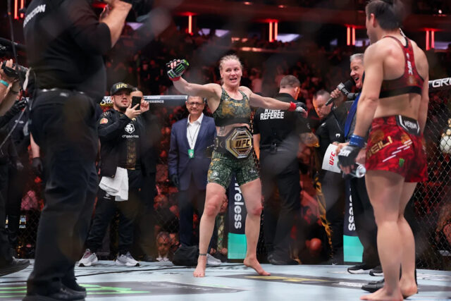 15. novembra 2025; New York, NY, SPOJENÉ ŠTÁTY; Valentina Shevchenko (červené rukavice) bojuje so Zhang Weili (modré rukavice) v zápase majstrovstiev žien v mušej váhe počas UFC 322 v Madison Square Garden. Povinný kredit: Ed Mulholland-Imagn Images