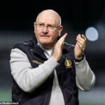 Manažér Falkirku John McGlynn kvituje fanúšikov po remíze 1:1 s Livingstonom