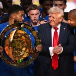 Reece James z FC Chelsea drží po boku amerického prezidenta Donalda Trumpa trofej z majstrovstiev sveta klubov FIFA