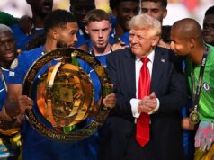 Reece James žartuje Donalda Trumpa a hviezda Chelsea dáva jasne najavo pocity z majstrovstiev sveta Reece James z FC Chelsea drží po boku amerického prezidenta Donalda Trumpa trofej z majstrovstiev sveta klubov FIFA