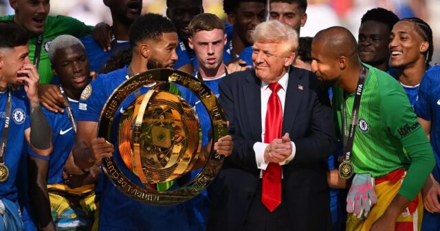 Reece James z FC Chelsea drží po boku amerického prezidenta Donalda Trumpa trofej z majstrovstiev sveta klubov FIFA