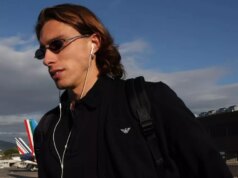 Riccardo Calafiori vyhlásenie o zranení, keď eso Arsenalu okamžite opúšťa taliansky kemp Riccardo Calafiori nastúpi do lietadla