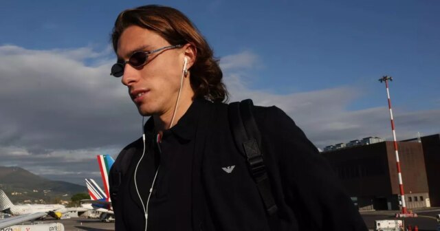 Riccardo Calafiori vyhlásenie o zranení, keď eso Arsenalu okamžite opúšťa Riccardo Calafiori nastúpi do lietadla