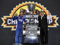 Rick Hendrick pripúšťa, že tituly NASCAR sa získavajú podľa súčasných pravidiel ťažšie, ale od Kylea Larsona, Chasea Elliotta a Williama Byrona očakáva viac. Denny Hamlin a Rick Hendrick počas kvalifikácie na Phoenix Raceway. Zdroj: Getty