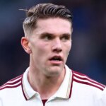 BURNLEY, ANGLICKO - 1. NOVEMBRA: Viktor Gyokeres z Arsenalu oslavuje po tom, čo strelil prvý gól svojho tímu počas zápasu Premier League medzi Burnley a Arsenalom na Turf Moor 1. novembra 2025 v Burnley v Anglicku. (Foto: James Gill – Danehouse/Getty Images)