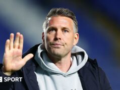 Rob Edwards: Šéf Wolves chváli „neuveriteľných“ fanúšikov Middlesbrough A close-up of former Middlesbrough boss Rob Edwards waving