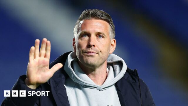 Rob Edwards: Šéf Wolves chváli „neuveriteľných“ fanúšikov Middlesbrough A close-up of former Middlesbrough boss Rob Edwards waving