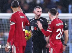 Robertsonov riadok ukazuje problémy, ktoré VAR nikdy nedokáže vyriešiť Andrew Robertson z Liverpoolu hovorí s rozhodcom Chrisom Kavanaghom.