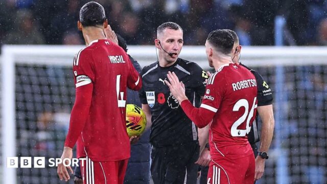 Andrew Robertson z Liverpoolu hovorí s rozhodcom Chrisom Kavanaghom.