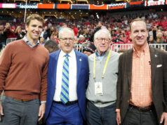 Rodičia Eliho Manninga Archie a Olivia vyjadrujú obavy o Archa Manninga uprostred „problémov s ochranou“ logo pochodového šialenstva